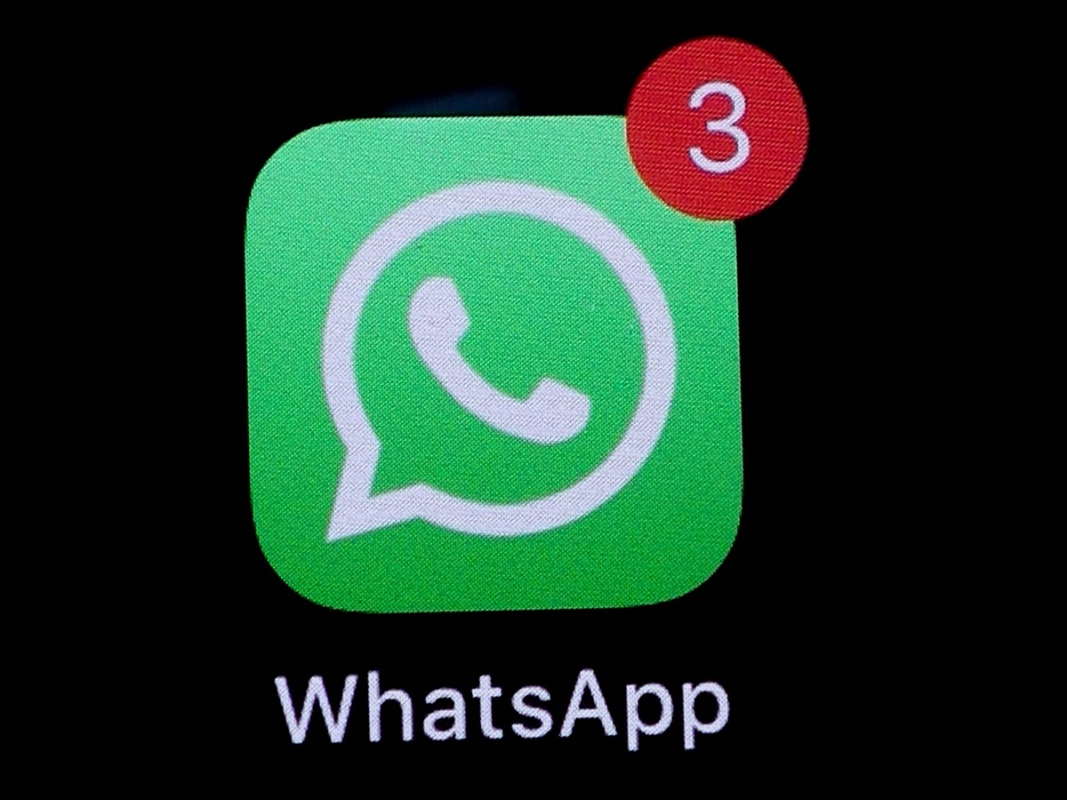 Whatsapp واتساپ روی قابلیت واکنش به پیامها با ایموجی کار میکند
