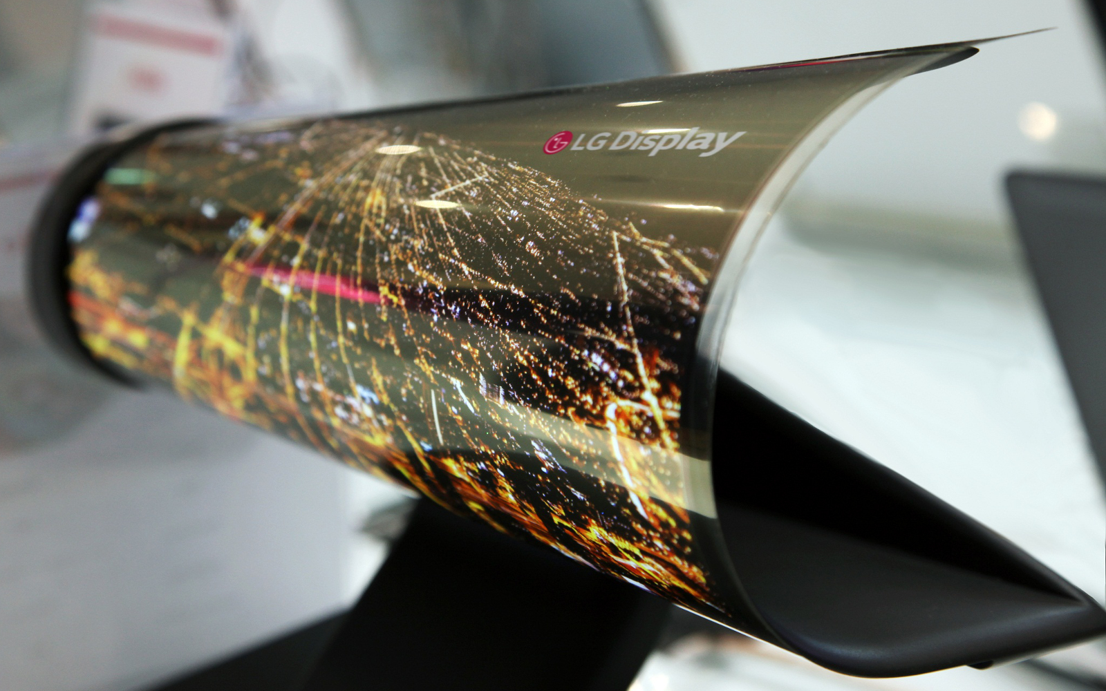 CES 2016: معرفی تلویزیون ها و تبلت های انعطاف پذیر توسط LG lg rollable oled - CES 2016: معرفی تلویزیون ها و تبلت های انعطاف پذیر توسط LG