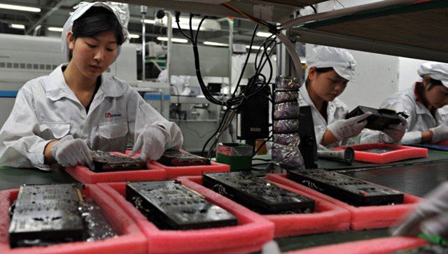 فاکسکان 60 هزار نیروی کار خود را با ربات ها جایگزین کرد foxconn workers 620jt092412 - فاکسکان 60 هزار نیروی کار خود را با ربات ها جایگزین کرد