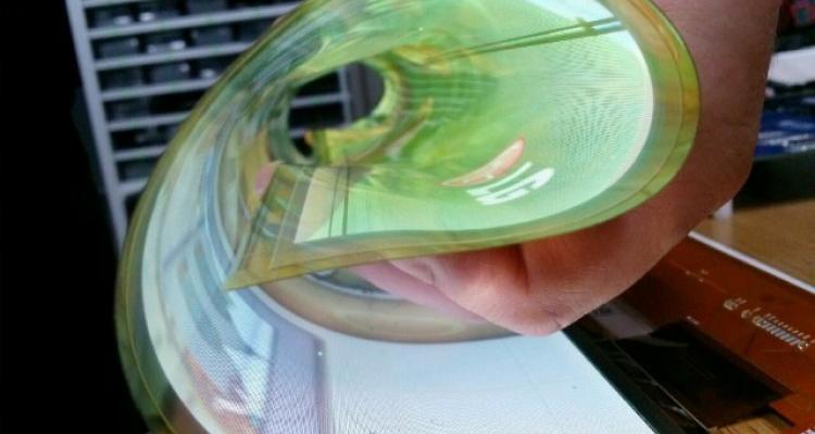 الجی تلویزیون کاغذی میسازد lg flexible display 2 640x474 - الجی تلویزیون کاغذی میسازد