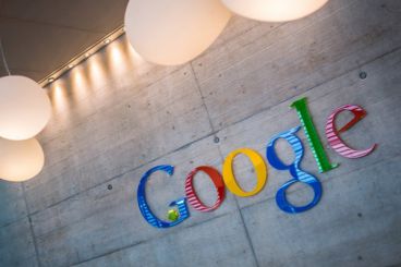 google hq sign headquarters logo name 2 640x0 1487179317 368x245 - بیش از یک میلیون وب سایت به علت نقض کپی رایت به گوگل گزارش شده اند