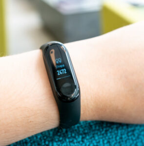 Xiaomi Mi Band 3 Review 30 840x560 295x300 - بهترین فناوری‌های پوشیدنی سال ۲۰۱۸