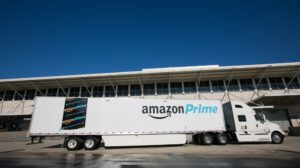 pwt amazon holiday chicago003 990x556 300x168 - جذاب‌ترین ابزارهای آمازون برای تحویل و جابجایی کالا